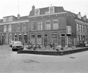 858897 Gezicht op de voorgevels van de huizen Grietstraat 4 (links) 8 te Utrecht, met rechts de Kievitdwarsstraat.